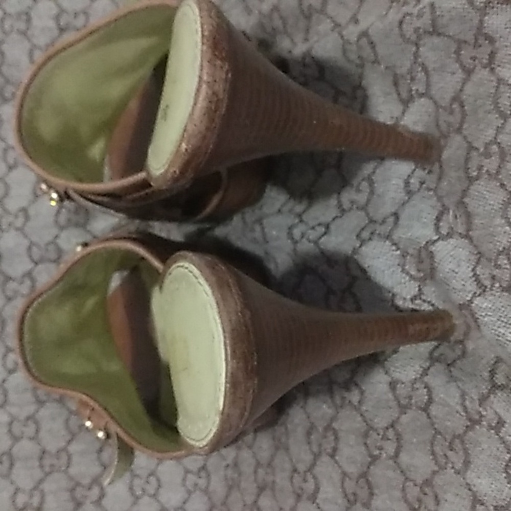Shoe - Picture 2 of 4